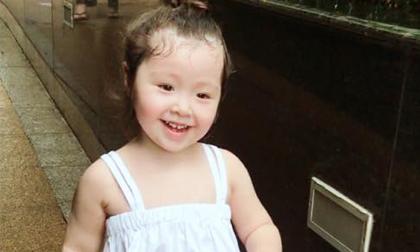 Cadie ra dáng thiếu nữ, hớn hở khi được đi dạo trong công viên