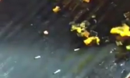 Phát hoảng thấy giòi lổm ngổm bò ra từ đĩa sụn gà chiên