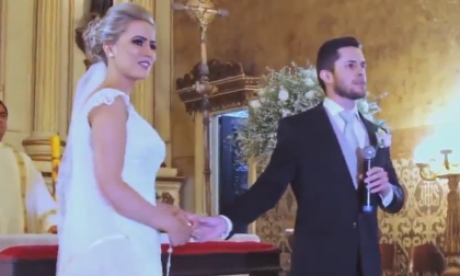 Clip cảm động chú rể hát tặng cô dâu trong lễ cưới hút 39 triệu lượt xem