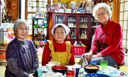 Người dân tại ngôi làng 'sống thọ nhất thế giới' tiết lộ 4 món ăn để sống 100 tuổi