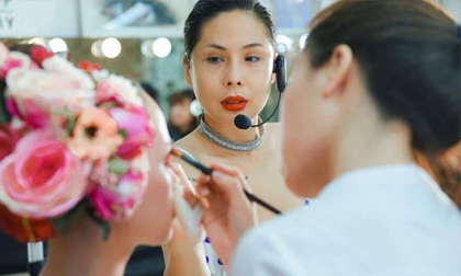 'Phù thủy make up' Tina Lê rạng rỡ trong lễ tốt nghiệp cùng học trò