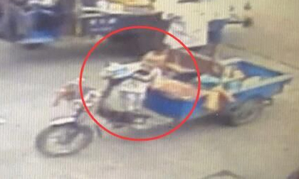Đứng tim cảnh bé 2 tuổi vặn ga xe 3 bánh vọt đi cực nguy hiểm