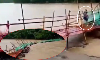 Người phụ nữ may mắn thoát chết trong gang tấc khi cầu bị lũ cuốn phăng