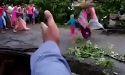 Cố vượt qua cầu, 2 mẹ con bị lũ cuốn trôi