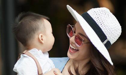 Dương Cẩm Lynh xinh đẹp, rạng rỡ cùng con trai đi dạo phố