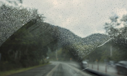 Cách lái xe khi gặp trời mưa lũ và xử lý sạt trượt để bảo vệ tính mạng