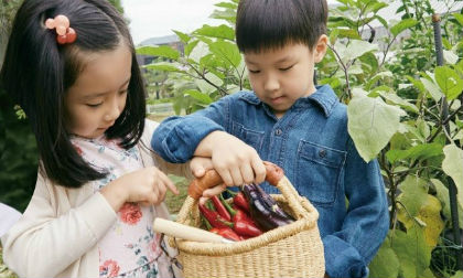 Cặp sinh đôi nhà Lee Young Ae càng lớn càng đẹp như tranh vẽ