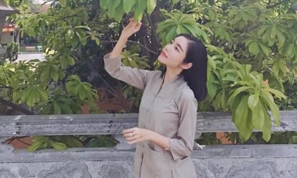 Elly Trần giản dị đi chùa tận hưởng chốn bình yên