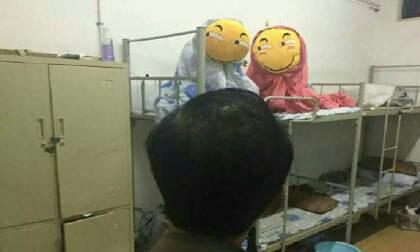 Thầy giám thị bất ngờ kiểm tra ký túc, phát hiện trò đùa không tưởng của hai sinh viên