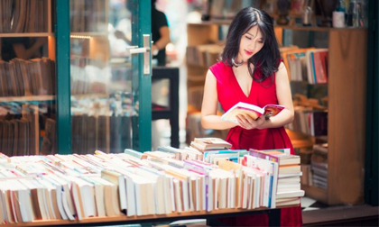 Phóng viên trẻ Minh Châu khoe dáng rạng rỡ trên đường sách