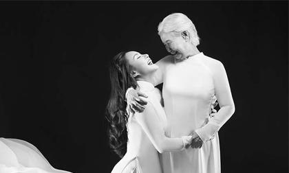 Vy Oanh chụp ảnh kỷ niệm cùng mẹ nhân mùa Vu Lan
