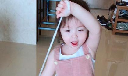 Chỉ là mặc đầm yếm thôi, Cadie cũng xinh hết phần người khác