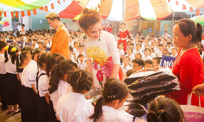 Hoa khôi Lý Thu Kiều cùng ca sĩ Dương Phúc Lâm gây xúc động trong buổi lễ khai giảng tại miền Tây