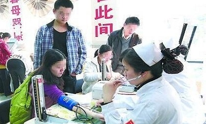 Kết hôn 2 năm không có thai hai vợ chồng đến gặp bác sĩ để tìm hiểu nguyên nhân, kết quả khiến ai cũng phải cười ngặt nghẽo