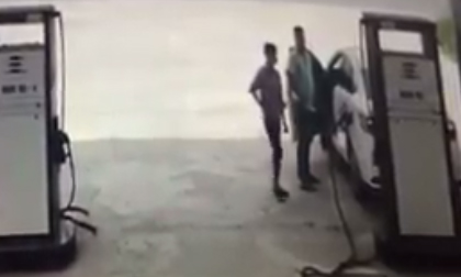 Thanh niên đi ôtô đẹp đến đổ xăng đầy bình rồi thản nhiên phóng đi mà... không trả tiền