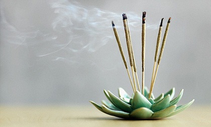 Hít phải khói nhang thường xuyên tiềm ẩn nguy cơ nhiễm độc tố cao hơn khói thuốc lá