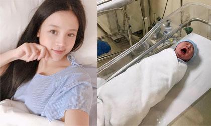 Vừa mới sinh con thứ 2, Huyền Baby đã khoe nhan sắc xinh như 'búp bê'