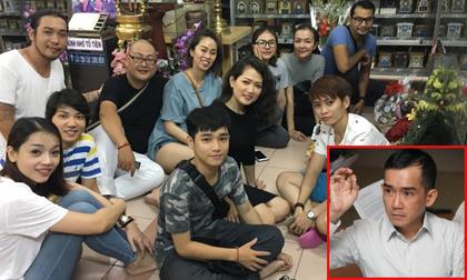 Các nghệ sĩ đến mộ phần của Minh Thuận để tưởng nhớ ngày anh mất