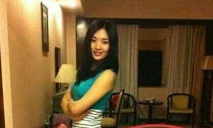 Chụp ảnh gửi cho chồng từ xa, xem xong ảnh chồng lập tức đòi ly dị khi phát hiện điều bất thường...