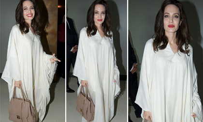 Angelina Jolie mặc đồ như 'phù thủy trắng'