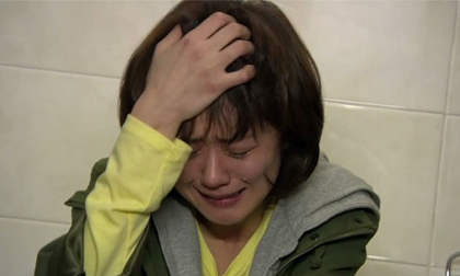 Chết điếng khi vào viện thăm bạn thân thì thấy chồng lúi húi dìu bồ đi đẻ