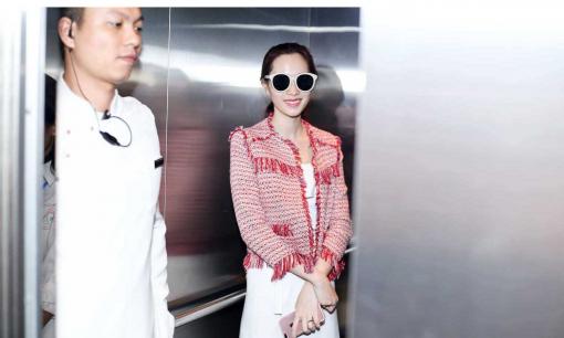 Đặng Thu Thảo ăn mặc giản dị xuất hiện tại địa điểm tổ chức lễ cưới