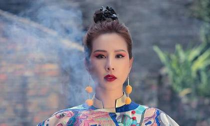 Hoa hậu Thu Hoài diện áo dài khoe dáng ở Phượng Hoàng cổ trấn