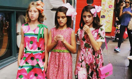 Suri ra dáng tiểu thư con nhà giàu khi sánh bước bên hội bạn thân