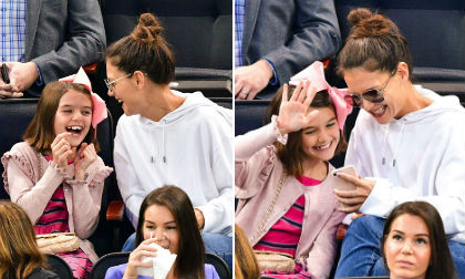 Suri cười xinh như thiên thần, nhí nhảnh selfie cùng mẹ khi đi xem khúc côn cầu