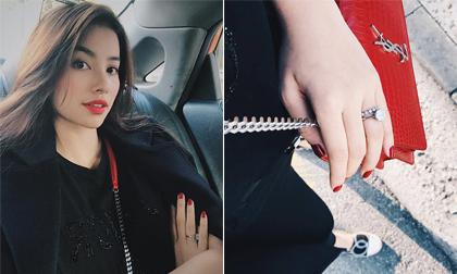 Hoa hậu Phạm Hương gây xôn xao khi khoe khéo nhẫn kim cương 'khủng' ở ngón áp út