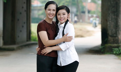 NSND Lan Hương bất ngờ hóa 'mẹ quê' dịu dàng của bộ đôi ca sĩ Sao Mai