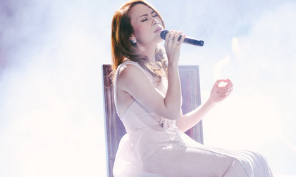 Mỹ Tâm rơi nước mắt trong lần đầu thể hiện bản hit triệu view