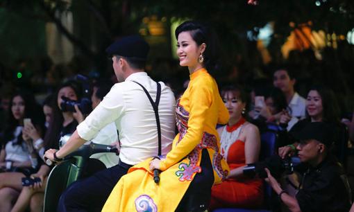 Đông Nhi mặc áo dài ngôi vespa gây xôn xao phố đi bộ