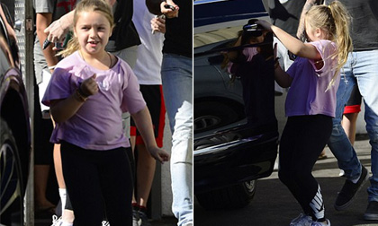 Bé Harper đáng yêu và nhí nhảnh mở cửa xe ô tô cho bố Becks