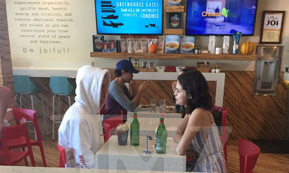 Bỏ mặc bạn trai The Weeknd, Selena Gomez vui vẻ đi hẹn hò với 'tình cũ' Justin Bieber