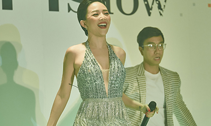 Tóc Tiên diện váy tua rua biểu diễn bốc lửa tại sự kiện thời trang