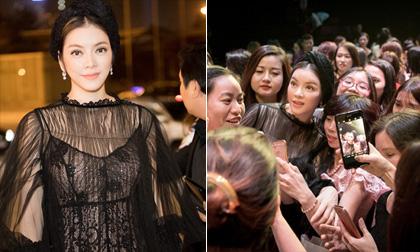 Hàng trăm người vây kín ngắm Lý Nhã Kỳ lộng lẫy trong váy ren xuyên thấu