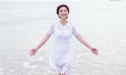 'Cô đào lẳng' Thoại Mỹ trẻ trung bất chấp tuổi tác khoe dáng trước biển