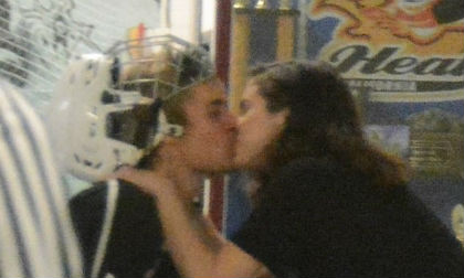 Selena Gomez và Justin Bieber khóa môi ngọt ngào sau tin tái hợp