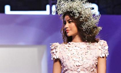 Phạm Hương lộng lẫy như nữ thần, làm vedette cho show diễn tại Dubai