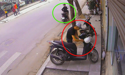 Hai thanh niên táo tợn bẻ khóa xe SH giữa phố đông như chốn không người