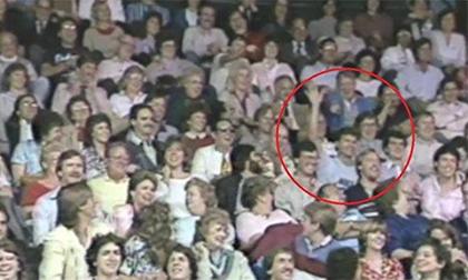 Cái giơ tay huyền thoại đã mang đến danh tiếng cho nghệ sĩ dương cầm nổi tiếng nhất nước Mỹ như thế nào?