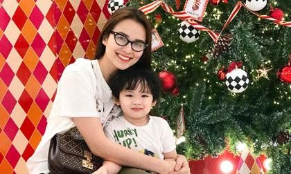 Hoa hậu Diễm Hương rạng rỡ đi chơi Giáng sinh cùng con trai