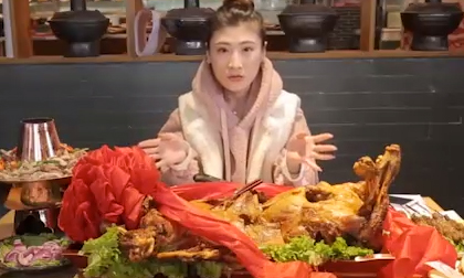 Choáng: Cô gái xinh đẹp 'xử' gọn một con cừu trong chớp mắt