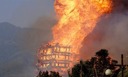 Tháp gỗ cao nhất châu Á bốc cháy dữ dội, chìm trong biển lửa