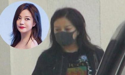 Triệu Vy đầu bù tóc rối, mệt mỏi cùng con gái tới trường giữa ồn ào 'kinh doanh gian lận'