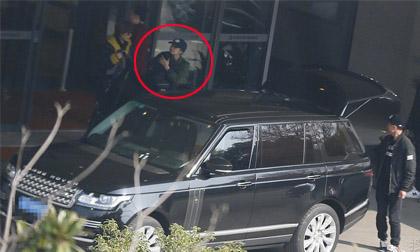 Sợ bị paparazzi chụp trộm, Angela Baby dùng chăn quấn chặt con trai kín như bưng