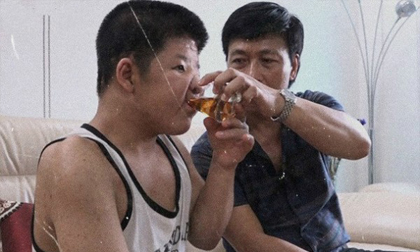 Câu chuyện cảm động của cha con nghệ sĩ Quốc Tuấn nhận giải vàng truyền hình