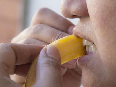 Là con gái, bạn đã biết hết những công dụng làm đẹp thần kỳ của vỏ chuối chưa?