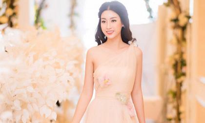 Hoa hậu Mỹ Linh đẹp mong manh giữa trời đông Hà Nội